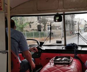 Czerwony autobus po Kaliszu mknie