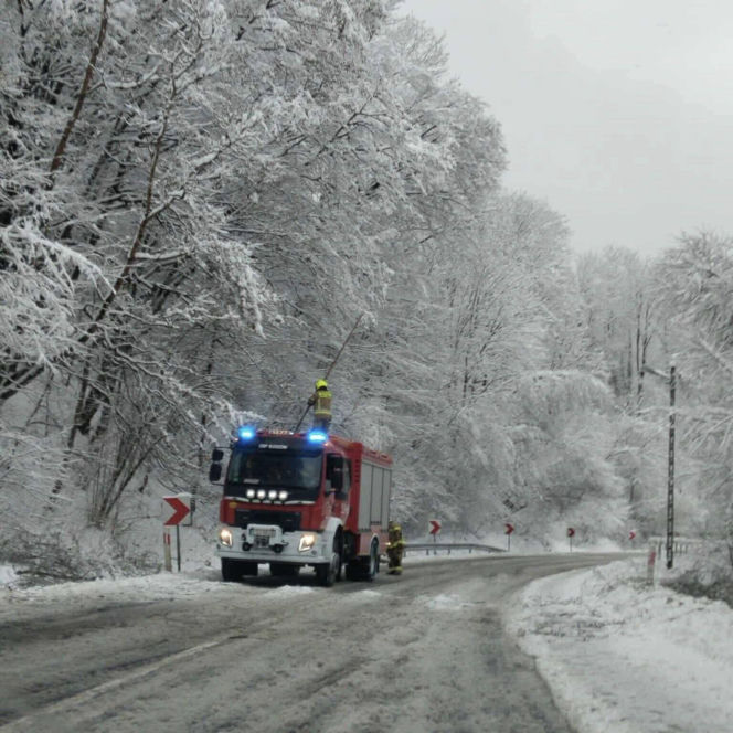 Uszkodzone dachy i ludzie odcięci od prądu. Najtrudniejsza sytuacja na Podkarpaciu