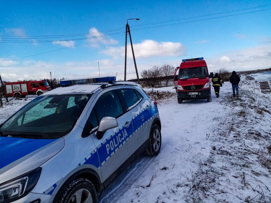 Tykocin. 35-latek wjechał do rzeki. Nie wiadomo czy jechał sam