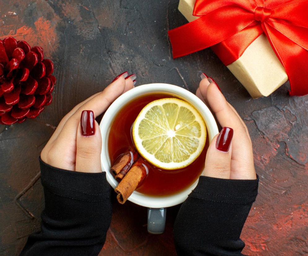 Zapomnijcie o klasycznej czerwieni. Paznokcie w tym odcieniu będą hitem tegorocznych świąt
