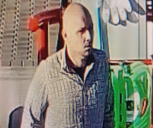Katowice: Bezczelny złodziej samochodów został nagrany na stacji benzynowej. Rozpoznajesz go?