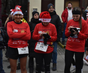 23. Festiwal Biegów Świętych Mikołajów w Toruniu. Zdjęcia ze starówki