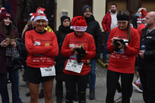 23. Festiwal Biegów Świętych Mikołajów w Toruniu. Zdjęcia ze starówki
