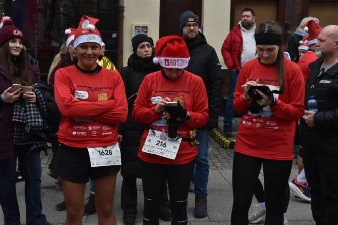 23. Festiwal Biegów Świętych Mikołajów w Toruniu. Zdjęcia ze starówki