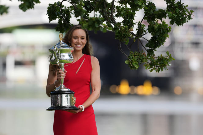 Jelena Rybakina z pucharem mistrzyni Australian Open
