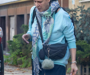 Zdyszana Kayah dźwiga sama