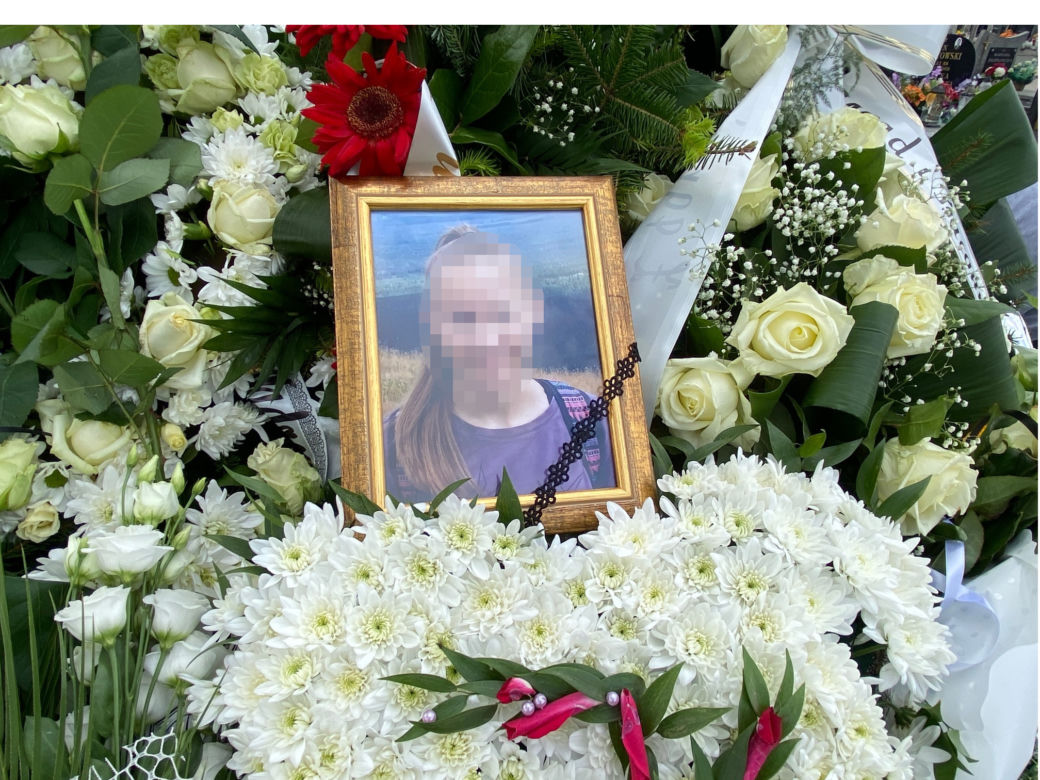 Pogrzeb Karoliny z Gocławia. Grób 23-latki utonął w kwiatach