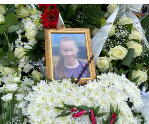 Pogrzeb Karoliny z Gocławia. Grób 23-latki utonął w kwiatach