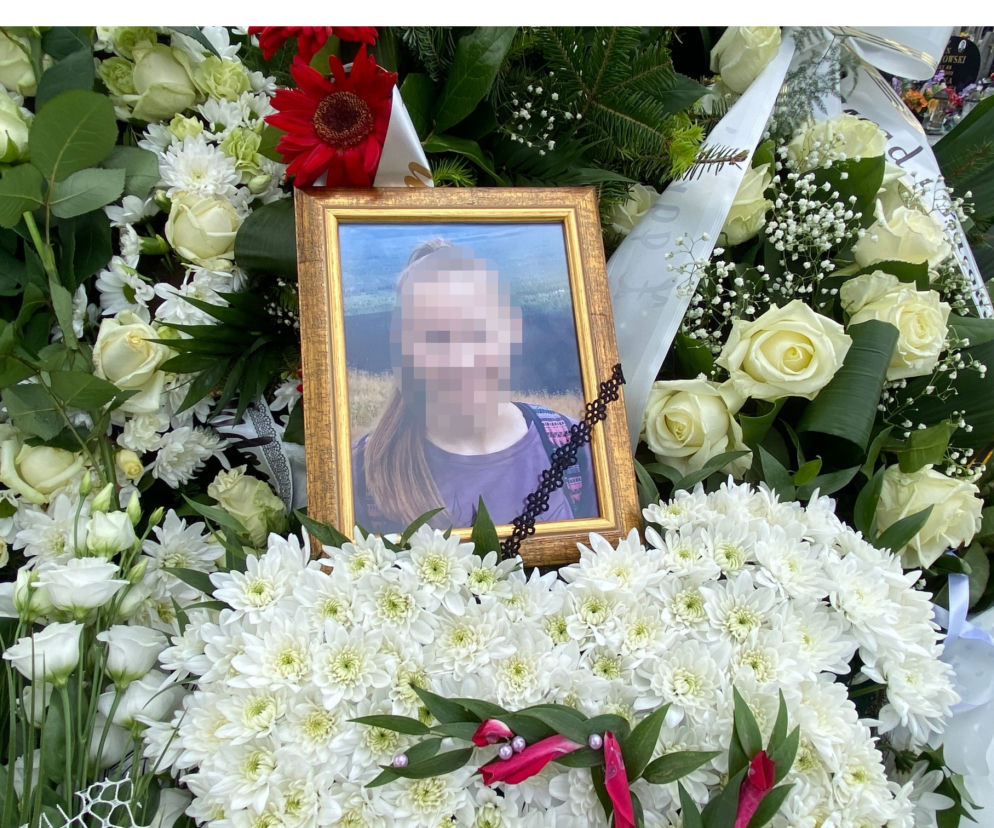 Pogrzeb Karoliny z Gocławia. Grób 23-latki utonął w kwiatach
