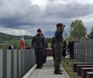 „Dziś wracają do siebie”. Pogrzeb żołnierzy NSZ po dekadach od komunistycznej zbrodni