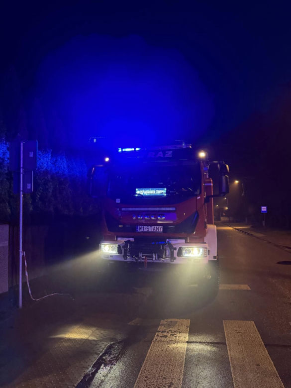 Pijany policjant wjechał w ogrodzenie i uciekł z miejsca zdarzenia. Wybiegł z auta i ukrył się na polach