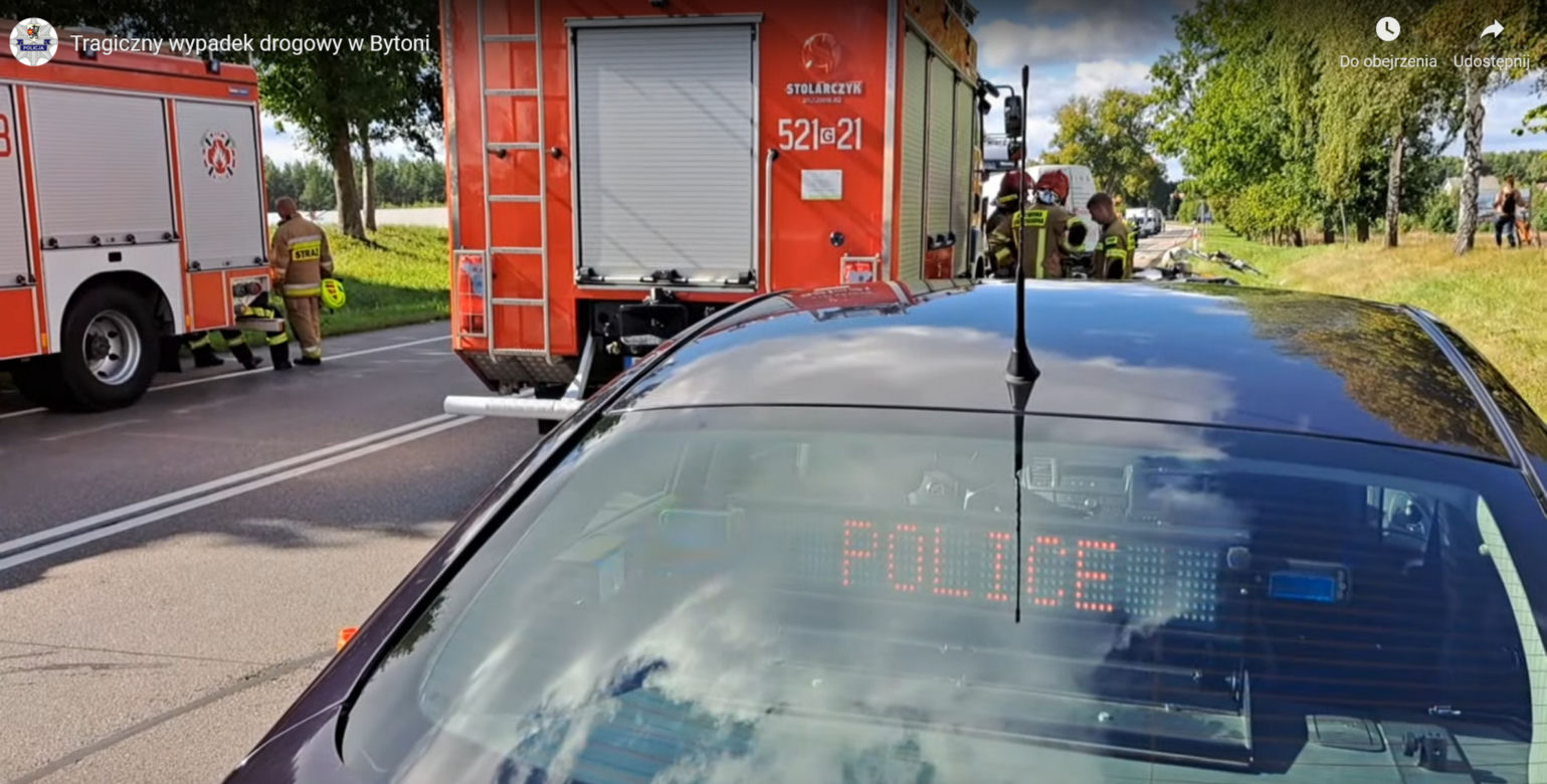 Przerażający wypadek pod Starogardem Gdańskim. Dwóch 30-latków zginęło w zmasakrowanym mercedesie [ZDJĘCIA].
