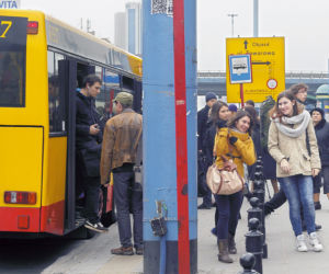 Zastawili słupkami przystanek