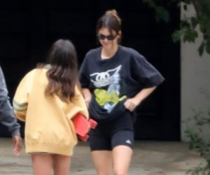 Kendall Jenner z przyjaciółkami uczy się jazdy na deskorolce