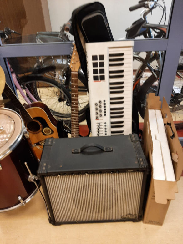 Instrumenty i obrazy w dziupli złodzieja