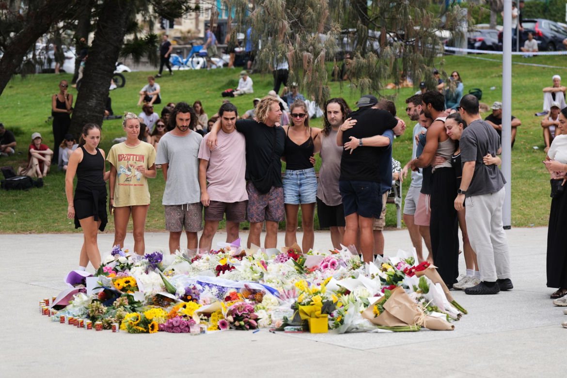 Premier Australii Anthony Albanese zaproponował w poniedziałek zaostrzenie przepisów dotyczących broni palnej po strzelaninie, która miała miejsce w niedzielę na popularnej plaży Bondi w Sydney. Zginęło w niej co najmniej 15 osób.