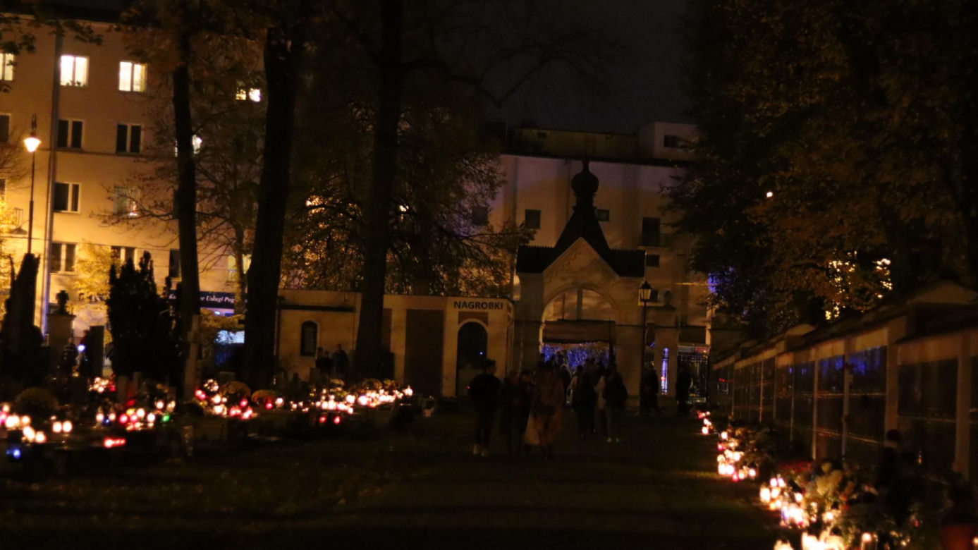 Tysiące płomieni. Tak wygląda lubelski cmentarz po zmroku. Zobaczcie!