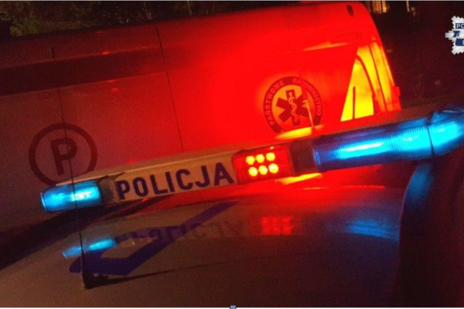 Światła radiowozu policji i karetka pogotowia w nocy. O tragicznym pożarze w Kalinie przeczytasz na Eska Śląskie.