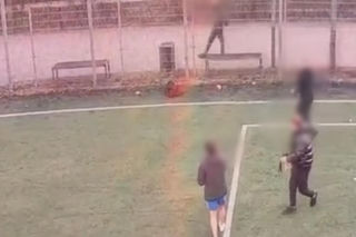 Strzały na boisku w Krakowie. 19-latek uciekł na drugi koniec Polski