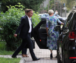 PREZYDENT SAM NOSI GARNITUR.