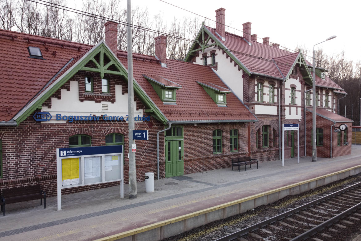 Zabytkowy dworzec kolejowy w Boguszowie-Gorcach odzyskał dawny blask