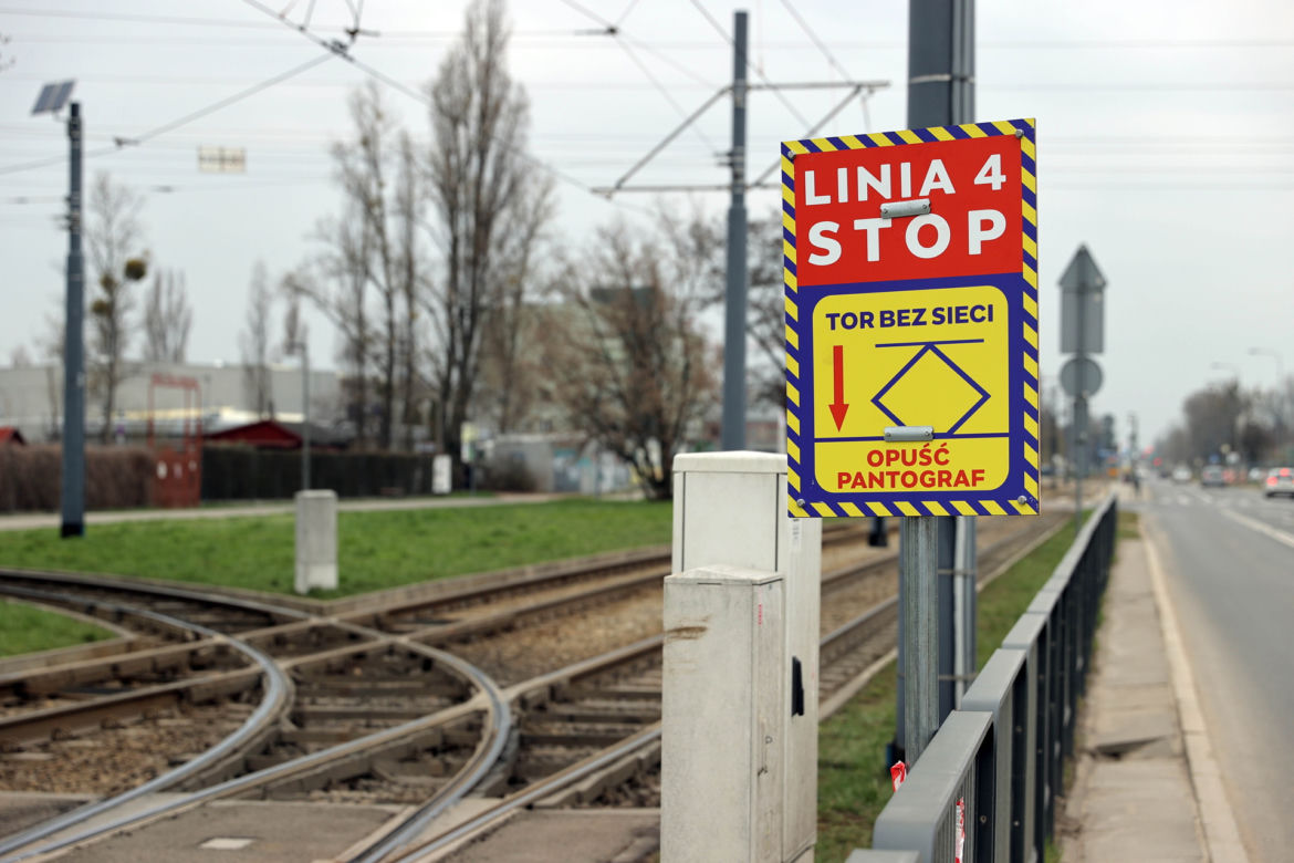 Motorniczowie zapominają opuścić pantograf i uszkadzają tramwaj. Na ratunek przyszli funkcjonariusze nadzoru ruchu