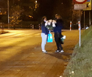 Polacy tłumnie ruszyli na cmentarze