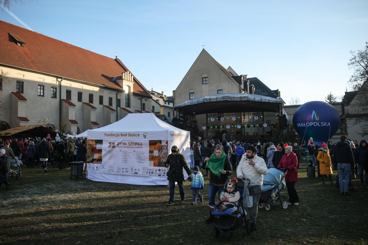 Żywa szopka przed kościołem franciszkanów w Krakowie