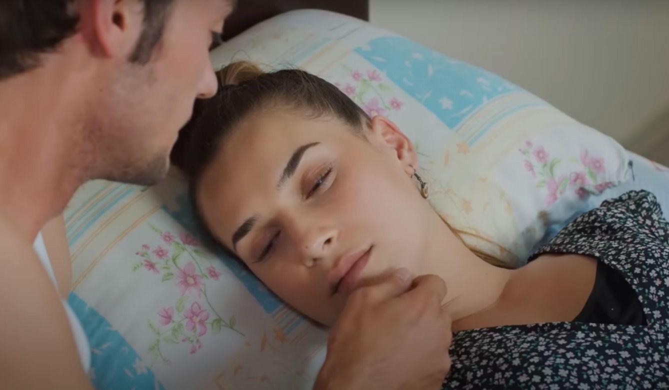 Sila ucieka Alperowi i przyłapuje Kuzeya w łóżku z Bahar. 