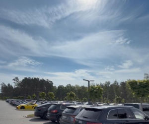 Parking przy hotelu Gołębiewski w Pobierowie
