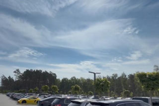 Parking przy hotelu Gołębiewski w Pobierowie