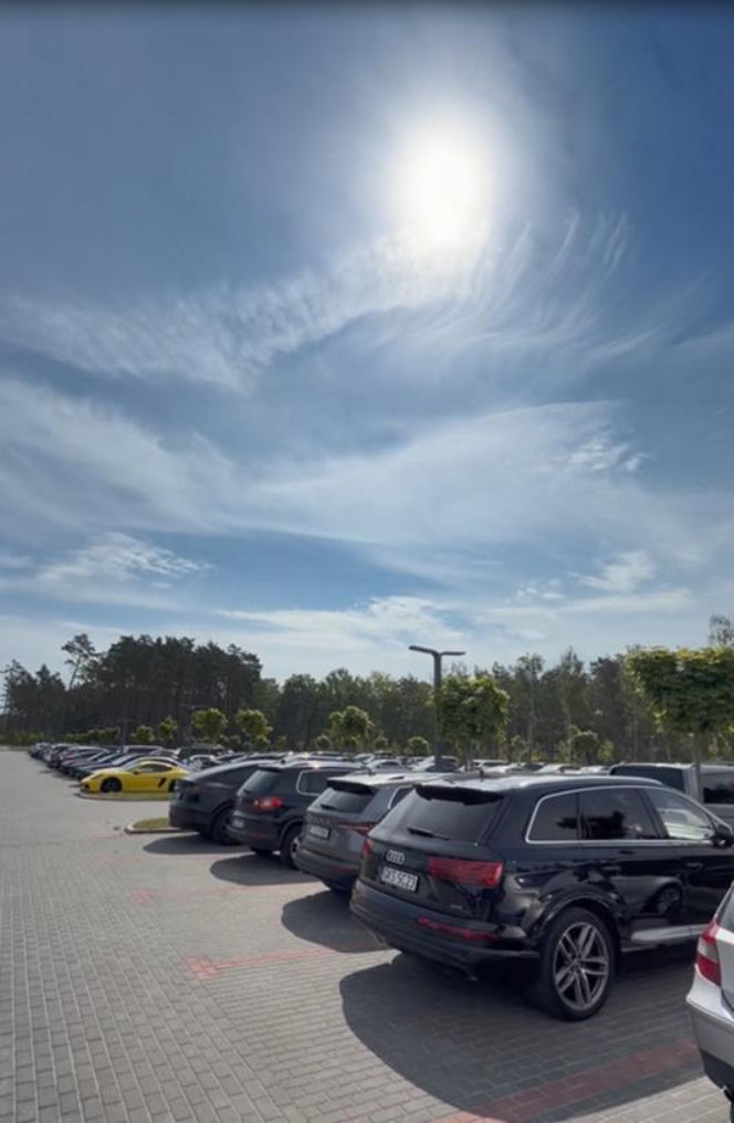 Parking przy hotelu Gołębiewski w Pobierowie
