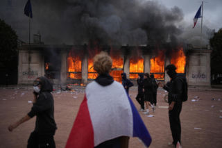 Fala protestów i zamieszek przetacza się przez Europę. Wandale niszczą nawet zabytki
