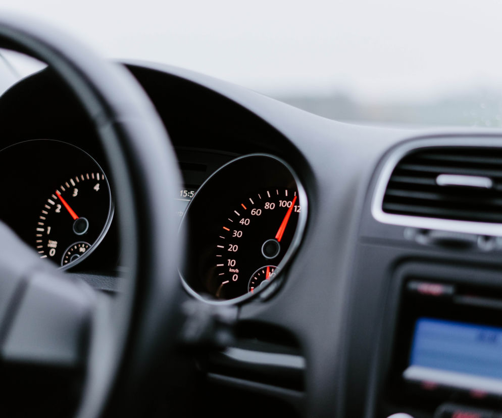 Wielbark. Pirat drogowy pędził golfem 112 km/h w terenie zabudowanym