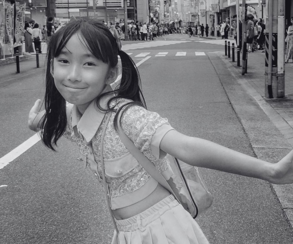 Uśmiechnięta Runa Hirata na środku ulicy. O tragicznej śmierci 8-letniej gwiazdy z Japonii przeczytasz na Eska.