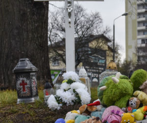 W miejscu gdzie zginęła Wiktoria wciąż leży pełno zniczy i maskotek