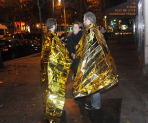Ewakuacja ludzi z klubu Bataclan