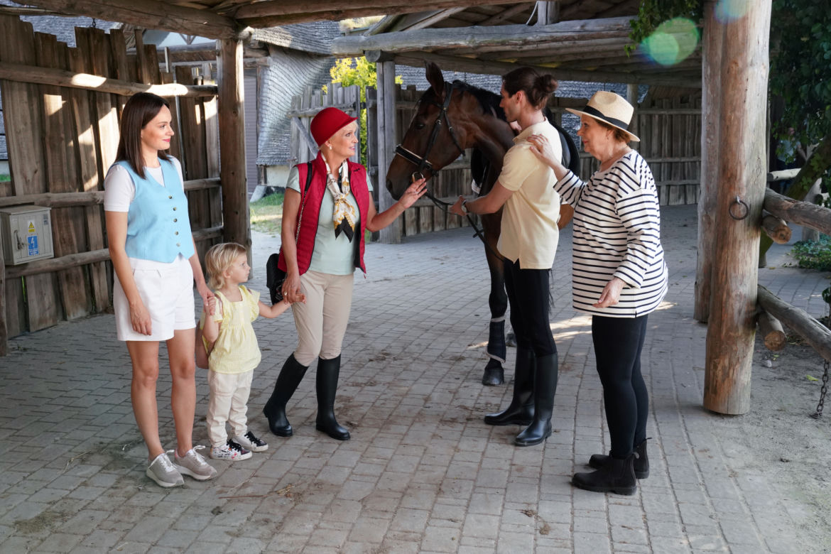 Barwy szczęścia odc. 2742: Natalia (Maria Dejmek), Lea (Lena Sobota), Małgorzata (Adrianna Biedrzyńska), Józefina Rawicz (Elżbieta Jarosik), Cezary Rawicz (Marcel Opaliński)