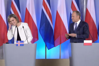 Tusk wyciągnął z marynarki prezent dla premier Islandii. Mój ojciec je uwielbia