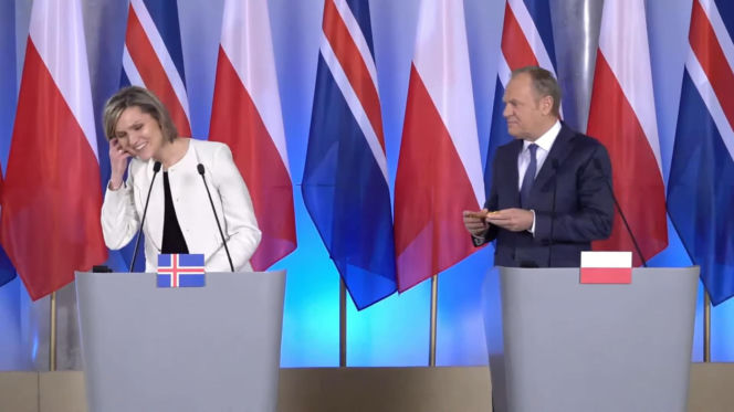 Tusk wyciągnął z marynarki prezent dla premier Islandii. Mój ojciec je uwielbia