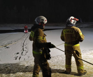 Kobieta i dziecko pod lodem