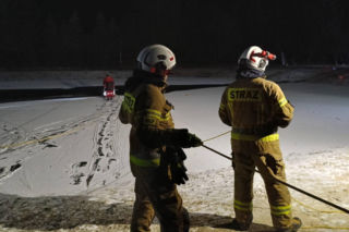 Kobieta i dziecko pod lodem