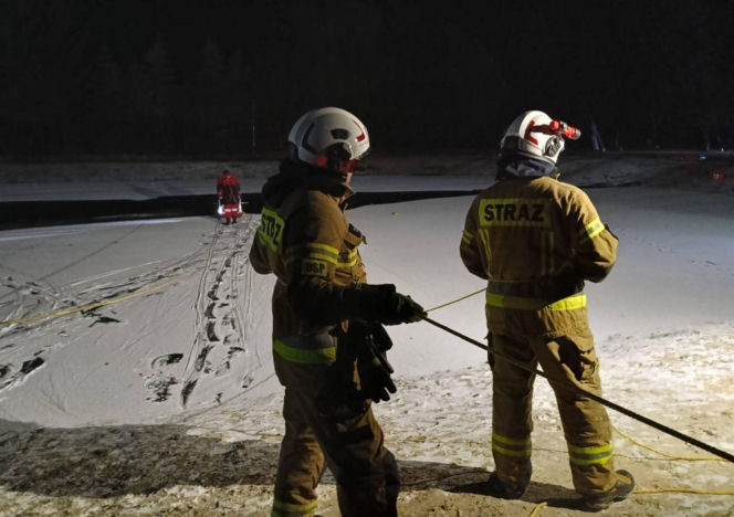 Kobieta i dziecko pod lodem