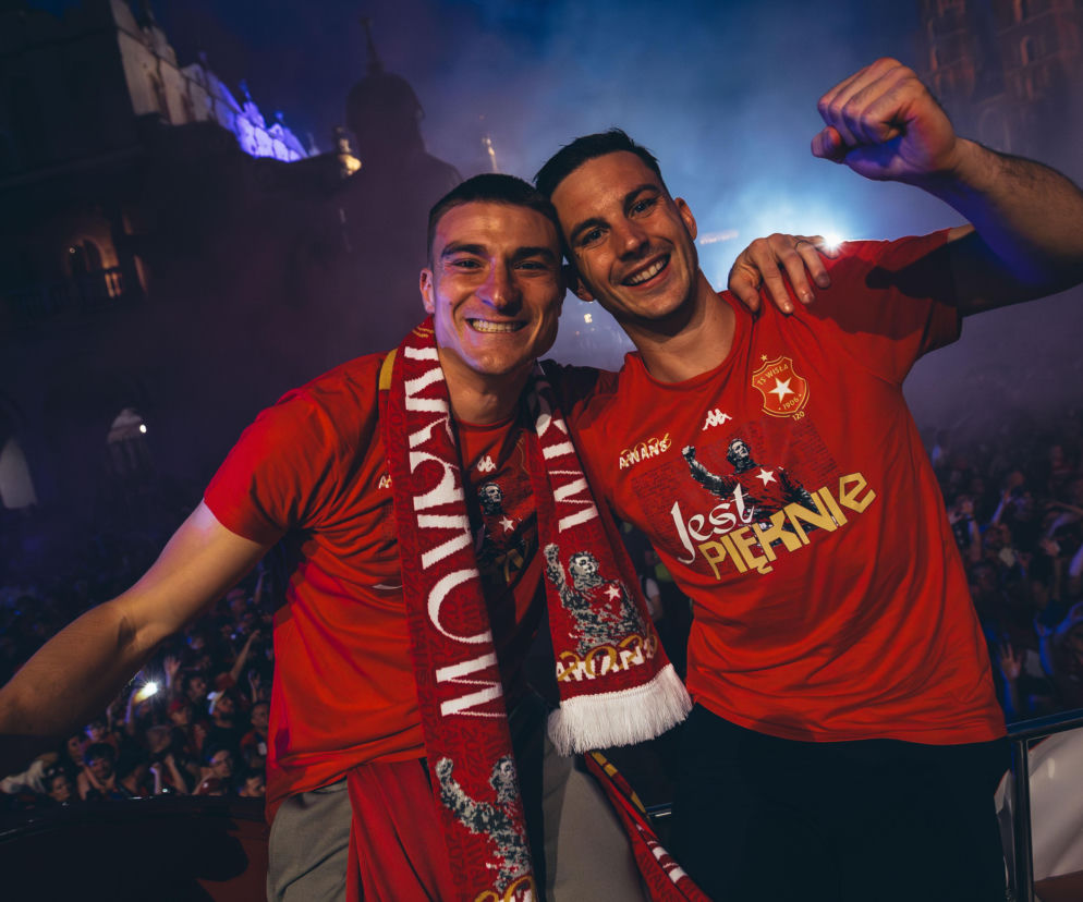 Uśmiechnięci Jordi Sanchez i Angel Rodado w czerwonych koszulkach Wisły Kraków. O formie duetu czytaj na SE Supersport.