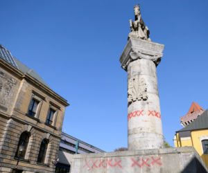 Tajemnicze znaki X na pomniku 15. Pułku Ułanów Poznańskich! Kto je namalował? [ZDJĘCIA] 