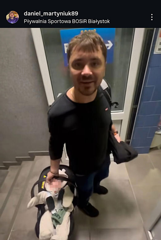 Daniel Martyniuk uczy syna pływać
