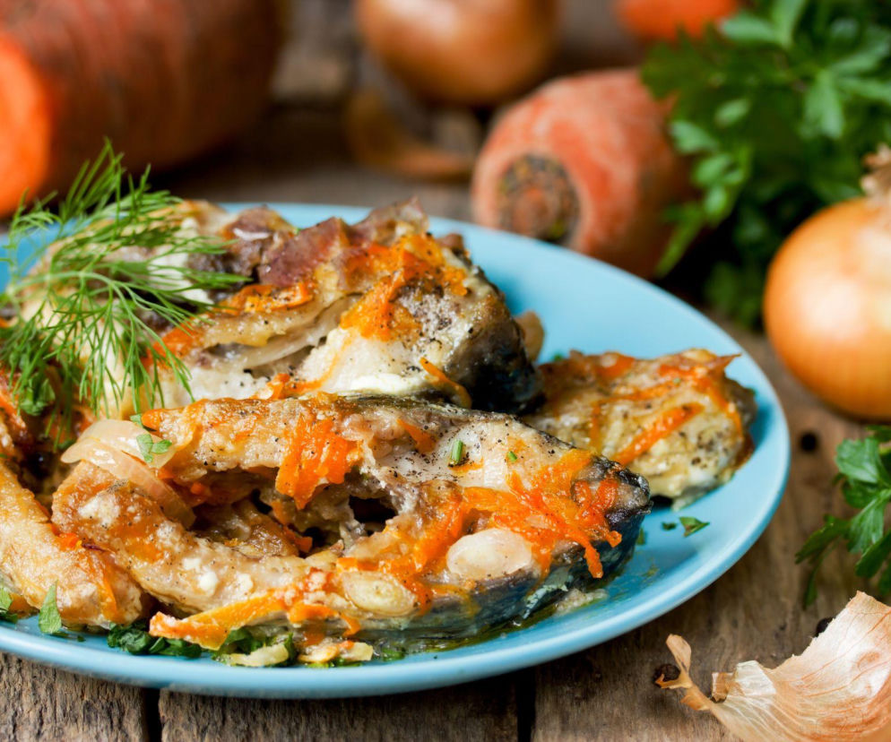 Karp smażony w zalewie octowej – kultowy świąteczny hit, który zrobisz szybciej, niż myślisz!