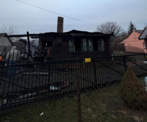 Budynek mieszkalny w miejscowości Rogóziec w gminie Mordy spłonął prawie doszczętnie