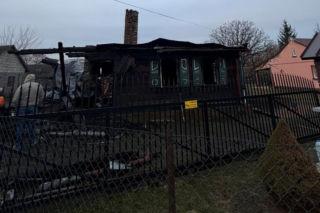 Budynek mieszkalny w miejscowości Rogóziec w gminie Mordy spłonął prawie doszczętnie