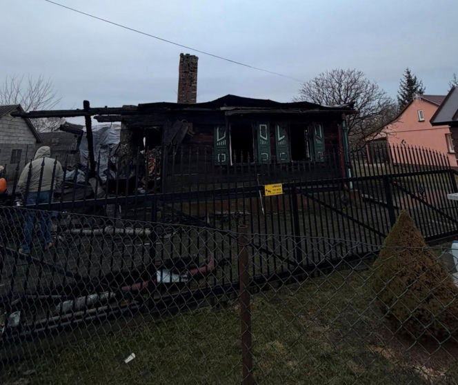 Budynek mieszkalny w miejscowości Rogóziec w gminie Mordy spłonął prawie doszczętnie